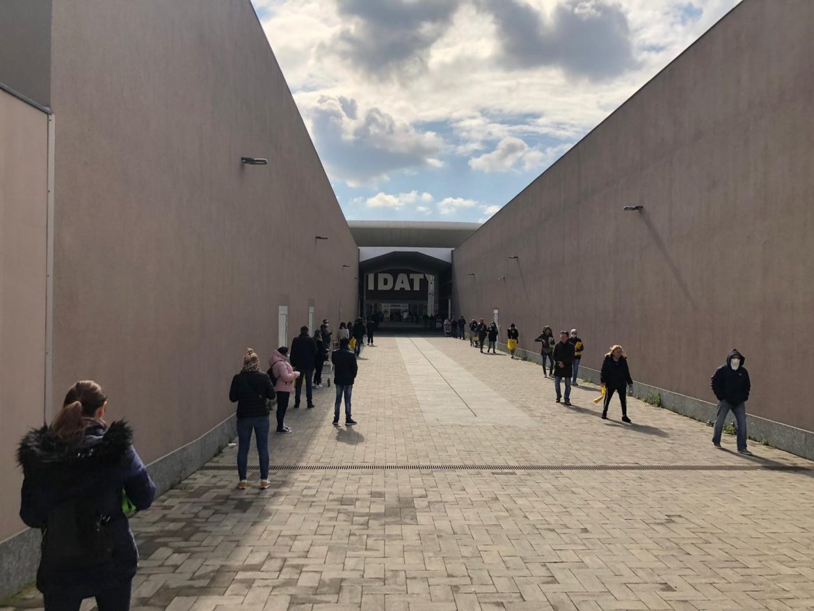 virus fila supermercato