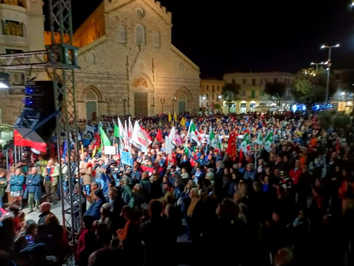 Piazza Duomo a Messina_Corteo NO PONTE del 2 dicembre 2023 – foto di Italia Nostra (1)