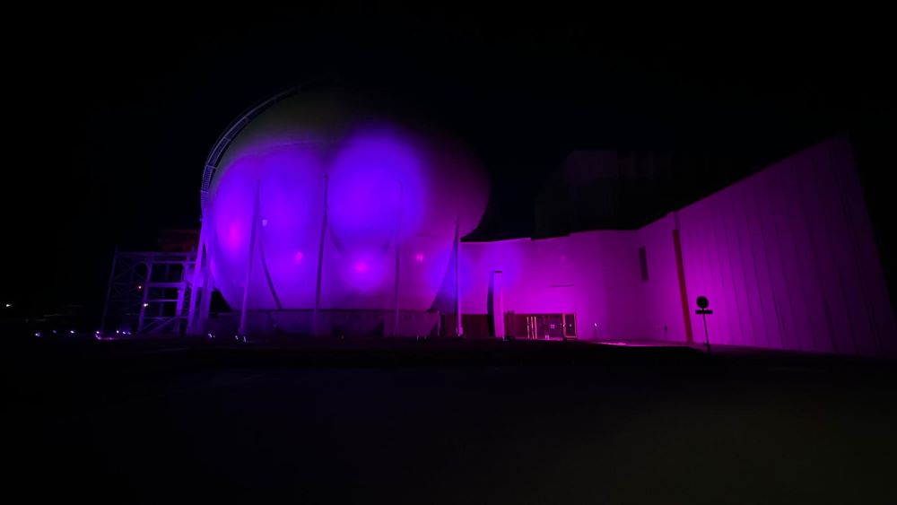 La centrale nucleare del Garigliano illuminata di viola