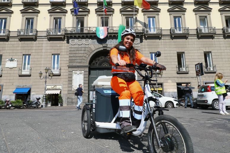 Bici elettriche per la pulizia delle strade a Napoli