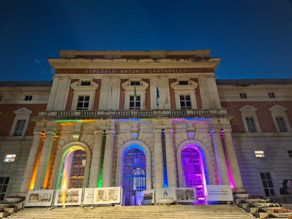 Gaza, l’ospedale Cardarelli illuminato con i colori della pace