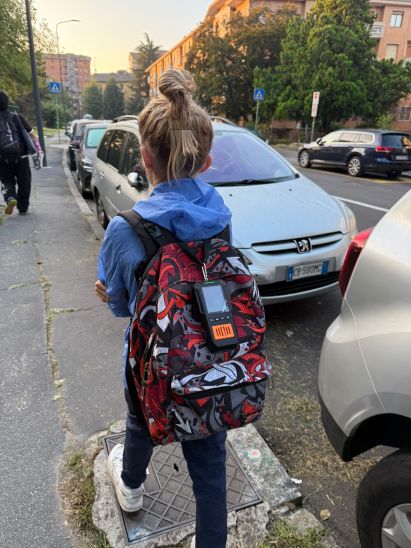 Smog a Milano, un bambino va da casa a scuola con un sensore