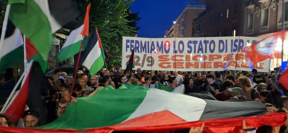 Tanti in piazza per gridare basta morti in Palestina