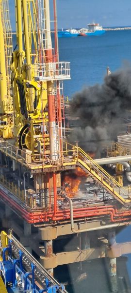 Incendio al pontile di Siracusa, intervento lampo dall’equipaggio della Fenicusa M.