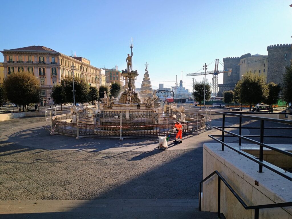 Napoli si ripulisce dopo la Notte di Capodanno