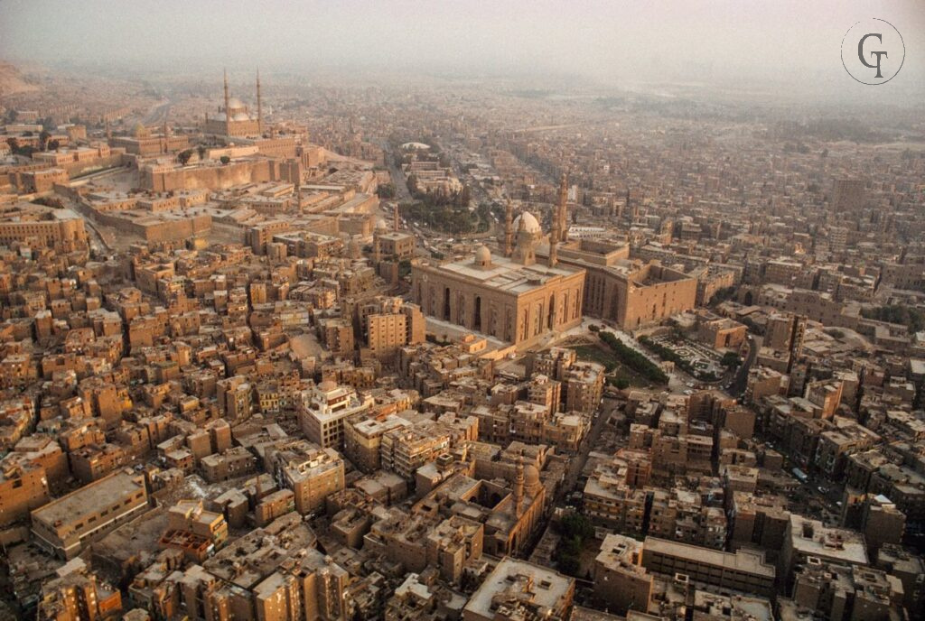 Arrivare al Cairo: viaggio in una metropoli infinita