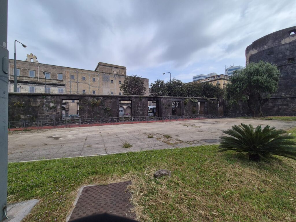 Le Torri Aragonesi in via Marina a Napoli, pulite