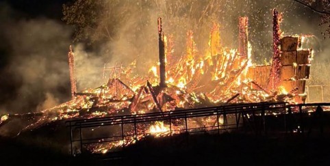 Un incendio (doloso?) sigilla l’abbandono del Parco della Longòla