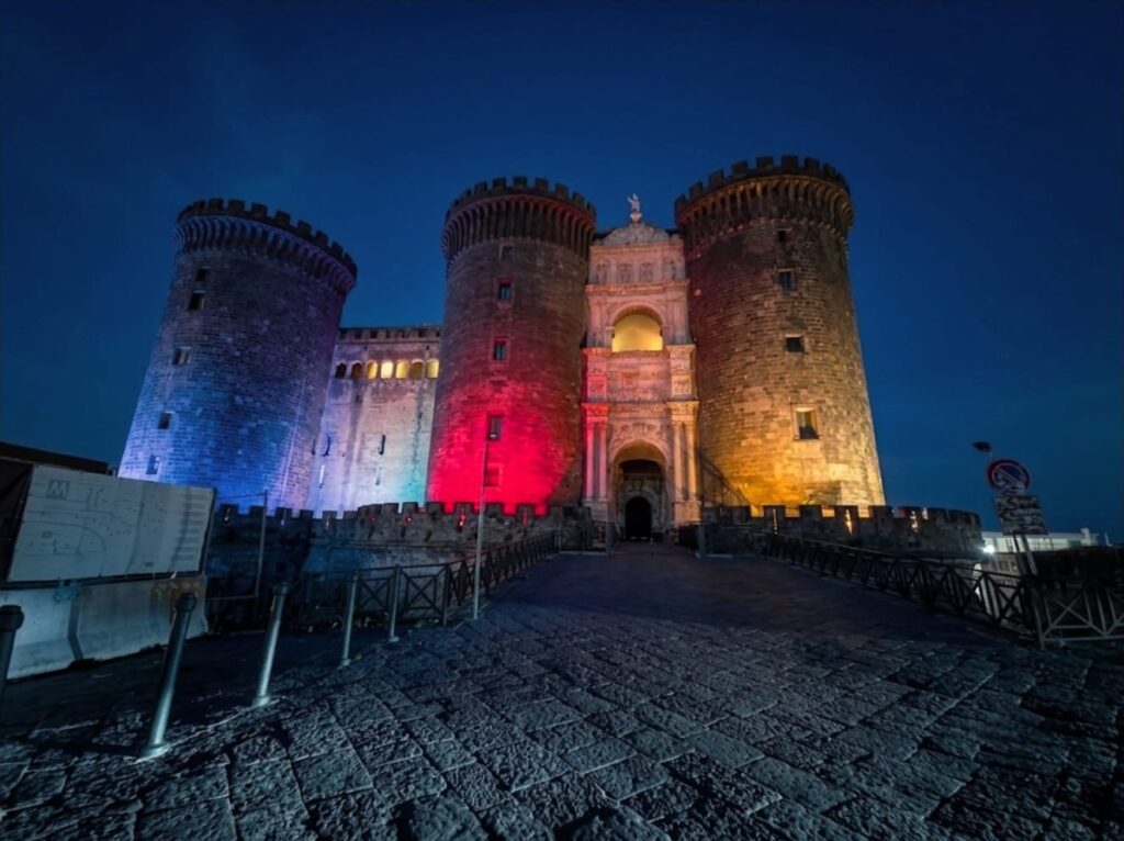 I colori del Venezuela su Castel Nuovo a Napoli